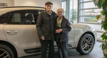 Un couple devant une Porsche