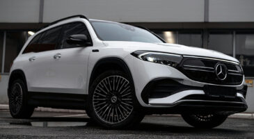 Une Mercedes Benz EQB blanche gar&eacute;e sur un parking.