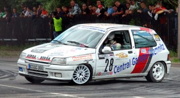 Une Clio de rallye