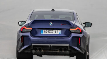 BMW M2 CS face arri&egrave;re sur route