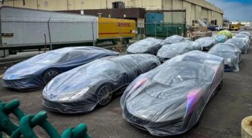 Plusieurs hypercars stationnées à l'aéroport de Los Angeles