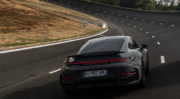 Porsche 911 Turbo S face arrière sur circuit