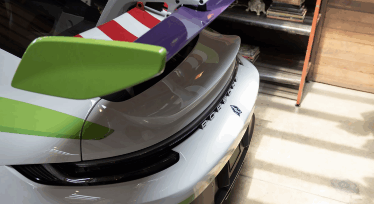 Qui va acheter le trio de Porsche 911 de Toy Story 5 au look de personnage du film ?