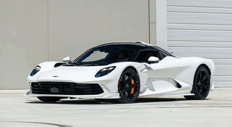 Un collectionneur met en vente deux Aston Martin Valhalla affichant chacune 315 km au compteur. Les deux hypercars passeront aux enchères.
