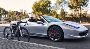 Une Ferrari 458 Spider et un V1r Colnago