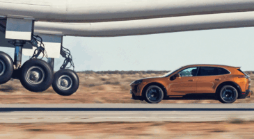Porsche Cayenne Turbo Electric VS Roc avion