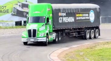 Un camion avec sa remorque sur un circuit