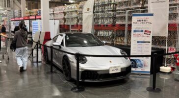 Une Porsche exposée à Costco