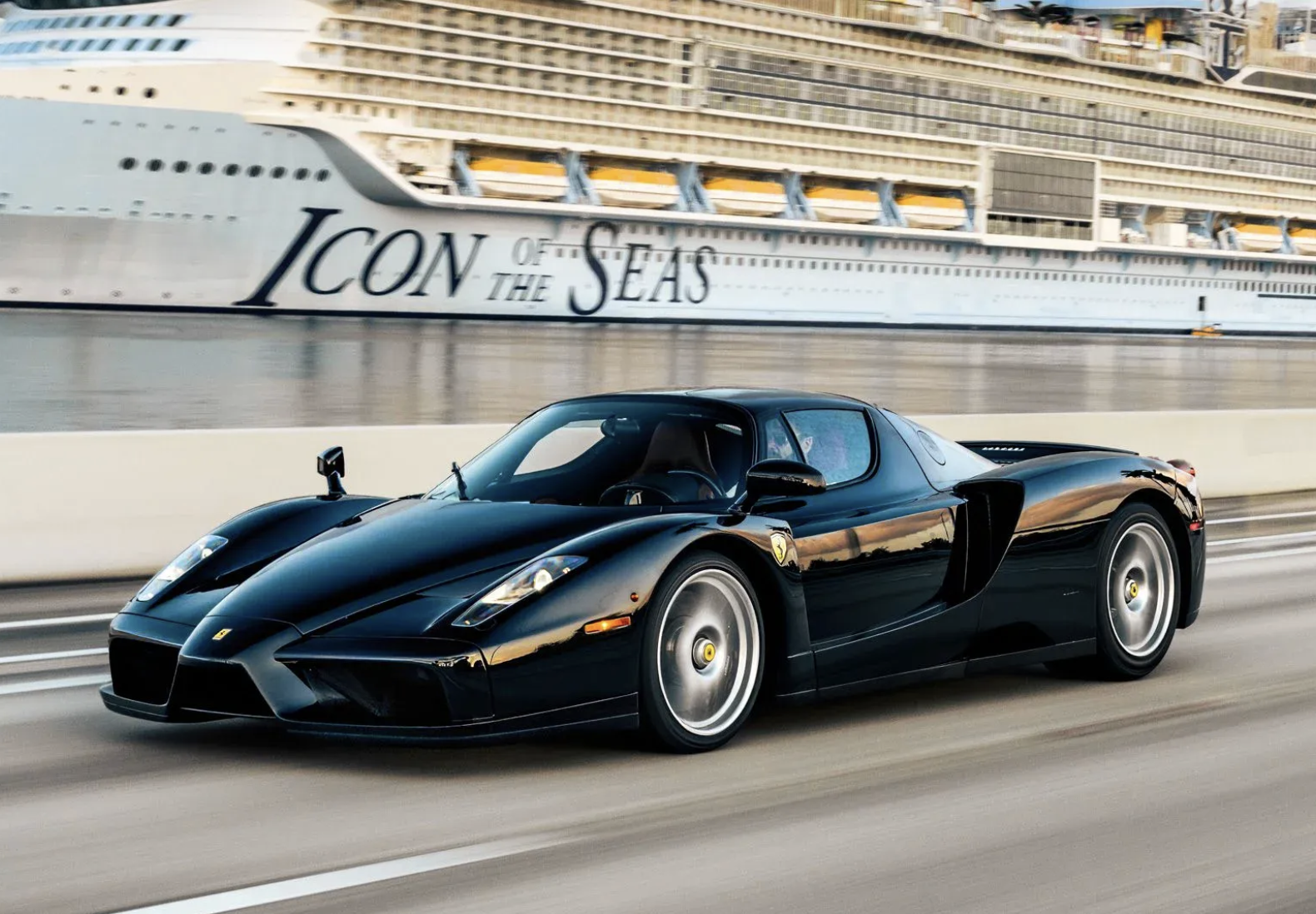 Cette Ferrari Enzo noire pourrait coûter des millions malgré ses 21.000 km au compteur (+images)