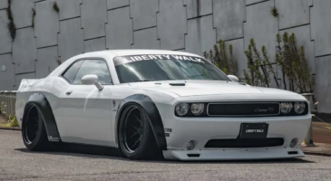 Liberty Walk Dodge Challenger SRT Hellcat