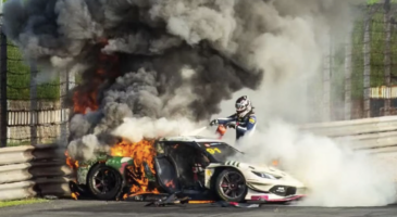 Course Accident GT Ferrari en feu