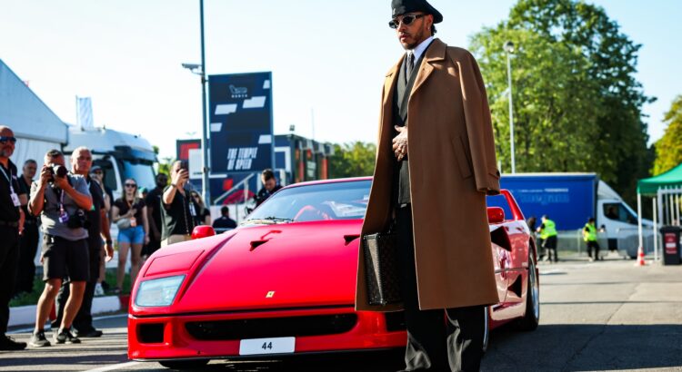 Lewis Hamilton débarque à Monza dans sa Ferrari F40 flambant neuve !