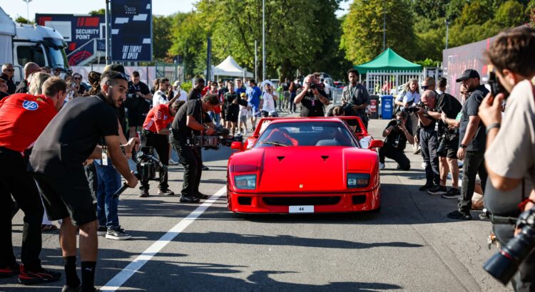 Lewis Hamilton débarque à Monza dans sa Ferrari F40 flambant neuve !