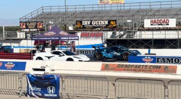 Une course entre deux Corvette