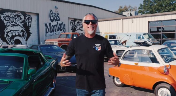 Richard Rawlings devant sa collection
