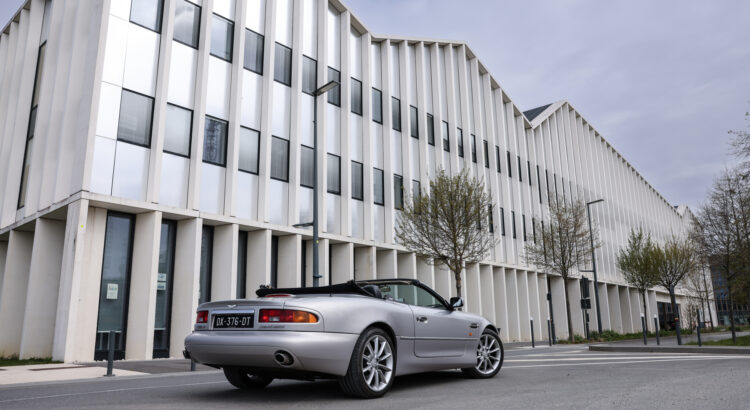 Retour aux sources - Aston Martin DB7 Vantage Volante (2001) : entre élégance visuelle et V12 chantant