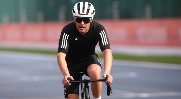 Valtteri Bottas : il roule de la Malaisie à Singapour... en vélo !